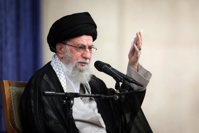 24 de agosto de 2025, Teerã, Teerã, Irã, República Islâmica do: O líder supremo do Irã, Ali Khamenei, participa de uma cerimônia de luto pelo martírio do Imã Reza, em Teerã, Irã, em 24 de agosto de 2025