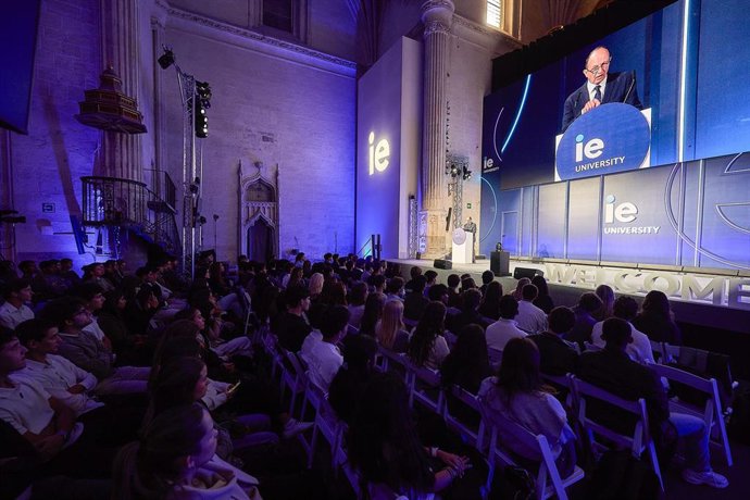 El rector Salvador Carmona en el campus de IE University en Segovia.