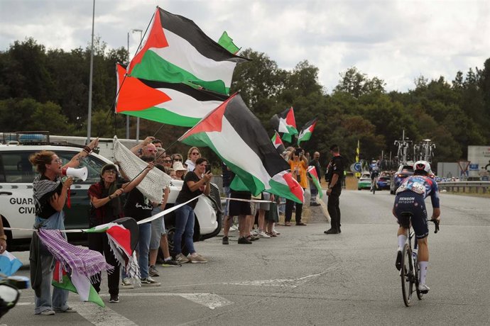 Activistas propalestinos intentan cortar la carretera durante la 15ª etapa de la Vuelta Ciclista a España, a 7 de septiembre de 2025, en O Corgo, Lugo, Galicia (España). 