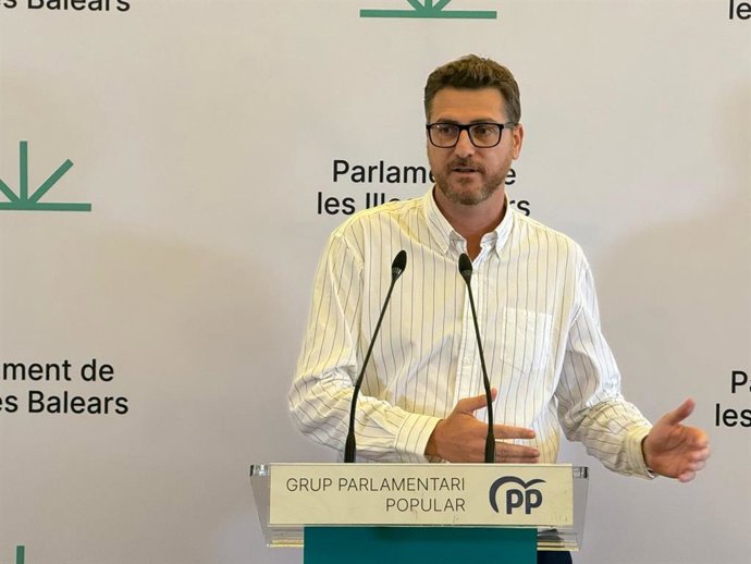 El portavoz del PP en el Parlament, Sebastià Sagreras, en rueda de prensa.