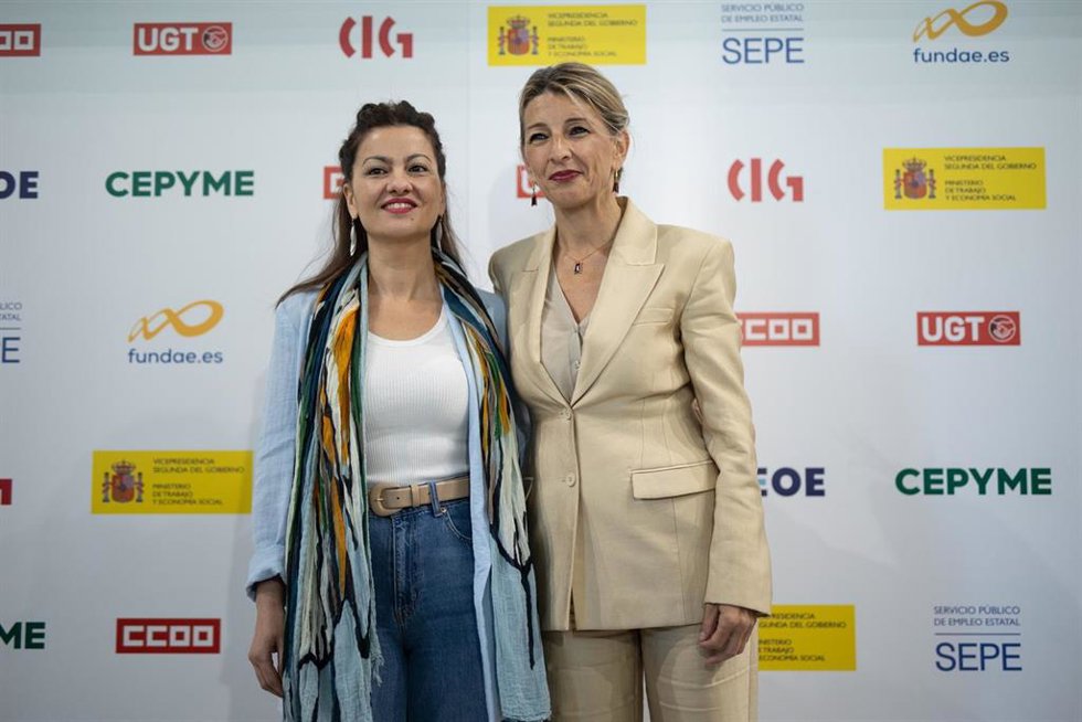 Archivo - La vicepresidenta segunda y ministra de Trabajo y Economía Social, Yolanda Díaz, y la ministra de Juventud e Infancia, Sira Rego, participan en el acto  "Juventud - Precariedad", en el Auditorio Espacio Fundae, a 23 de mayo de 2025, en Madrid 