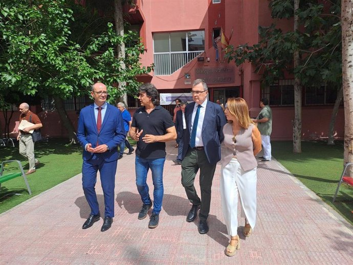 El consejero de Educación y Formación Profesional, Víctor Marín, junto con el alcalde de Murcia, José Ballesta, visita el CEIP San Pablo de Murcia con motivo del inicio de curso escolar