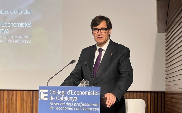El presidente de la Generalitat, Salvador Illa, en el cierre de la jornada ‘La vivienda, un reto de país’ en el Col·legi d’Economistes de Catalunya