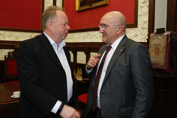 El alcalde de Valladolid, Jesús Julio Carnero, con el presidente de Inobat, Andy Palmer.