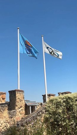 La bandera de las Ciudades Patrimonio junto a la de Segovia, en el Jardín de los Poetas.