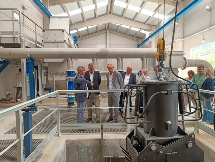 El consejero de Medio Ambiente y Turismo del Gobierno de Aragón, Manuel Blasco, y el director del Instituto Aragonés del Agua, Luis Estaún.