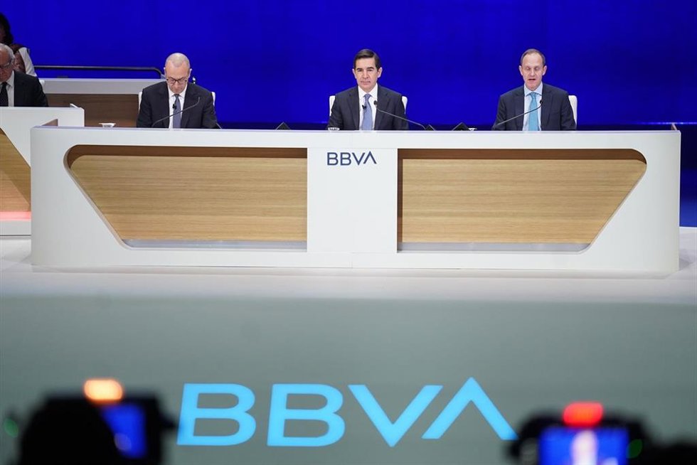 Archivo - (Foto De ARCHIVO) (I-D) El CEO De BBVA, Onur Gen, El Presidente De BBVA, Carlos Torres Vila, Y El Secretario General Y Del Consejo De Administración De BBVA, Domingo Armengol