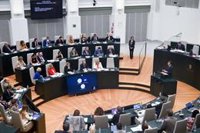 Pleno del Estado de la ciudad contrasta la imagen de "luz y faro" con el Madrid de "Pinocho" y "a la venta"