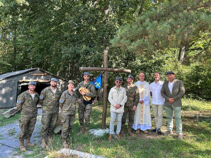 El alcalde de Siero, Ángel García, con un grupo de soldados, el capellán del campamento y Jesús Palacios, cabo honorífico, y José Luis Sánchez, caballero azor.