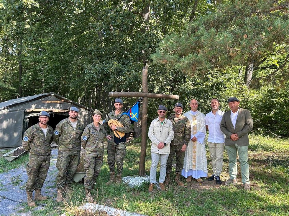 El alcalde de Siero, Ángel García, con un grupo de soldados, el capellán del campamento y Jesús Palacios, cabo honorífico, y José Luis Sánchez, caballero azor.