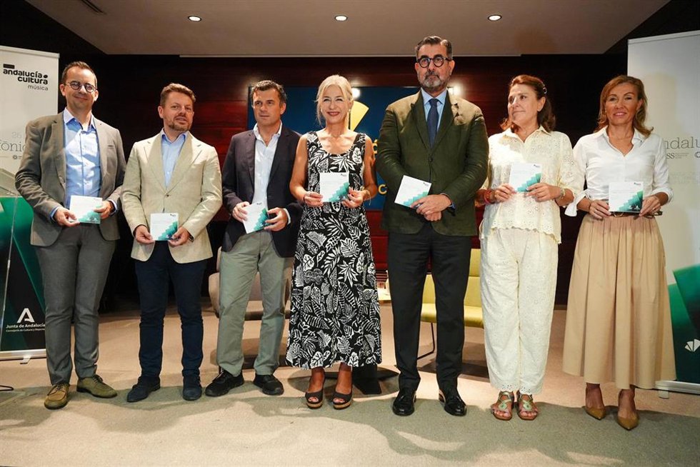 La consejera de Cultura y Deporte, Patricia del Pozo (c); junto al alcalde de Cádiz, Bruno García (3i); durante la presentación de la gira "Andalucía Sinfónica". 