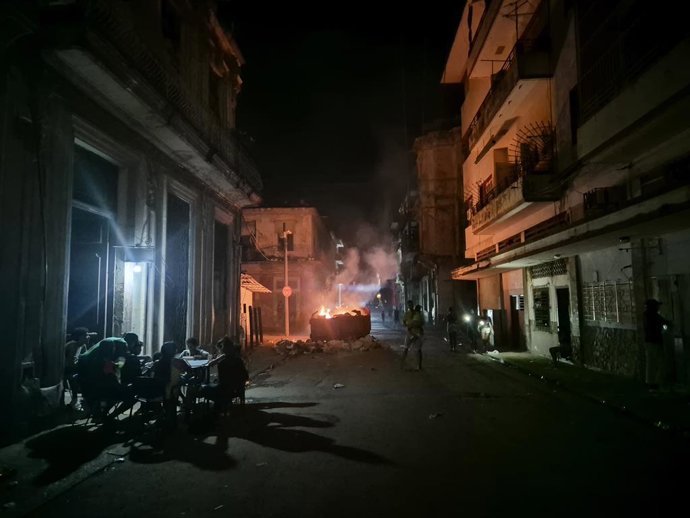 Archivo - Arquivo - Imagem de arquivo de uma fogueira acesa em uma rua de Cuba durante um apagão.