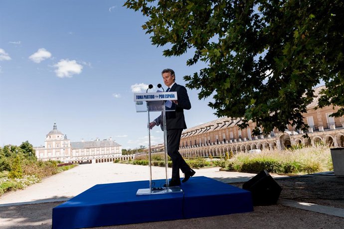 El presidente del Partido Popular, Alberto Núñez Feijóo, llega a una rueda de prensa, posterior a la reunión del Comité de Dirección del PP, en el Hotel NH Collection Palacio de Aranjuez, a 1 de septiembre de 2025, en Aranjuez, Madrid (España). 