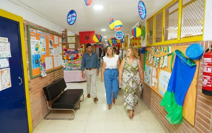 La alcaldesa, Noelia Arroyo, visita el CEIP Mastia