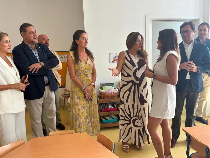 La consejera de Desarrollo Educativo y Formación Profesional de la Junta de Andalucía, María del Carmen Castillo, durante su visita al nuevo colegio Bahía de Almerimar en El Ejido (Almería).
