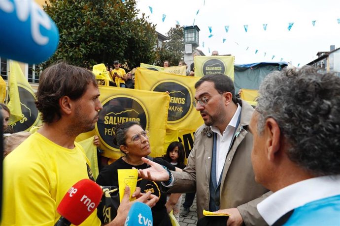 El presidente del Principado, Adrián Barbón, en los actos de celebración del Día de Asturias en Nava.