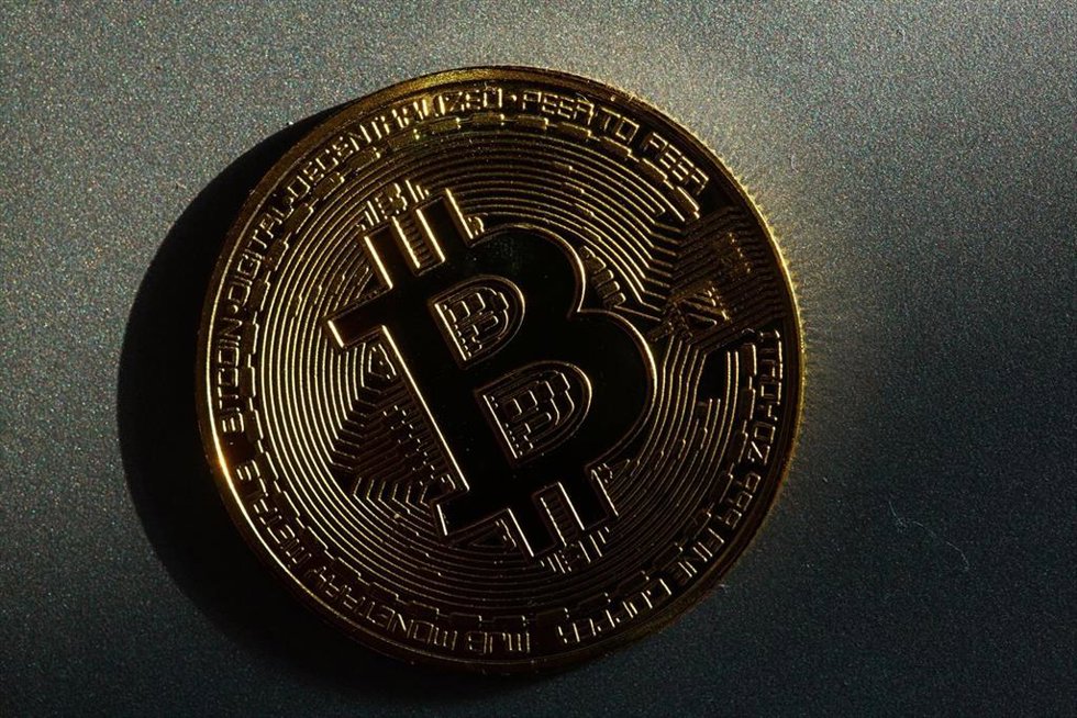 Archivo - (Foto de ARCHIVO) FILED - 05 March 2022, Berlin: A coin bearing the logo of the bitcoin cryptocurrency lies on a table. Photo: Fernando Gutierrez-Juarez/dpa-Zentralbild/dpa 05/3/2022 ONLY FOR USE IN SPAIN