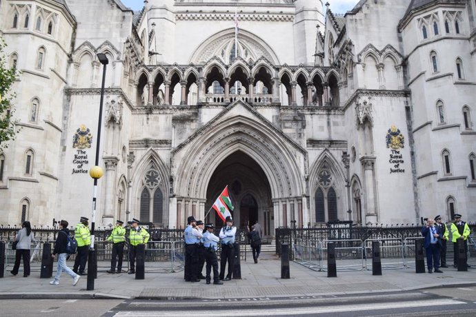 Archivo - Arquivo - 21 de julho de 2025, Londres, Inglaterra, Reino Unido: Policiais em pé do lado de fora do Royal Courts of Justice, enquanto Huda Ammori, co-fundadora da Palestine Action, pede permissão ao High Court para contestar a proibição do Home 