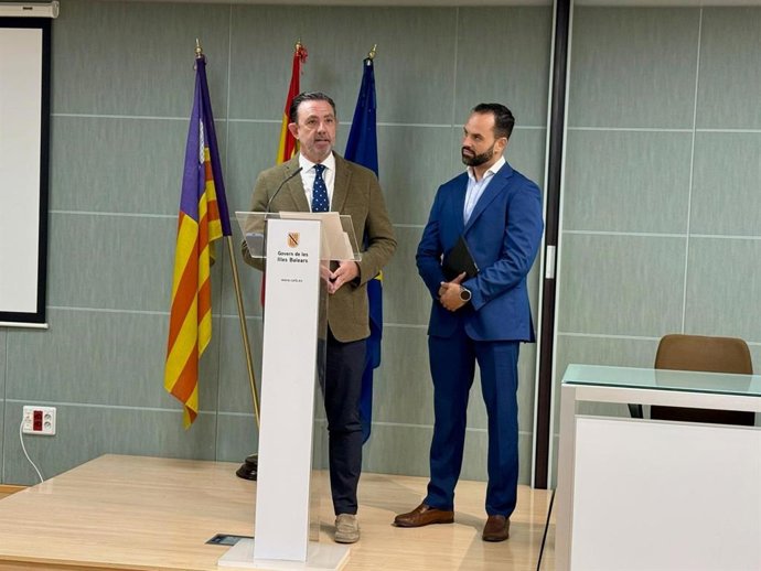 El conseller de Empresa, Autónomos y Energía, Alejandro Sáenz de San Pedro, y el director general de Economía Circular, Transición Energética y Cambio Climático, Diego Viu, presentan las Zarib.