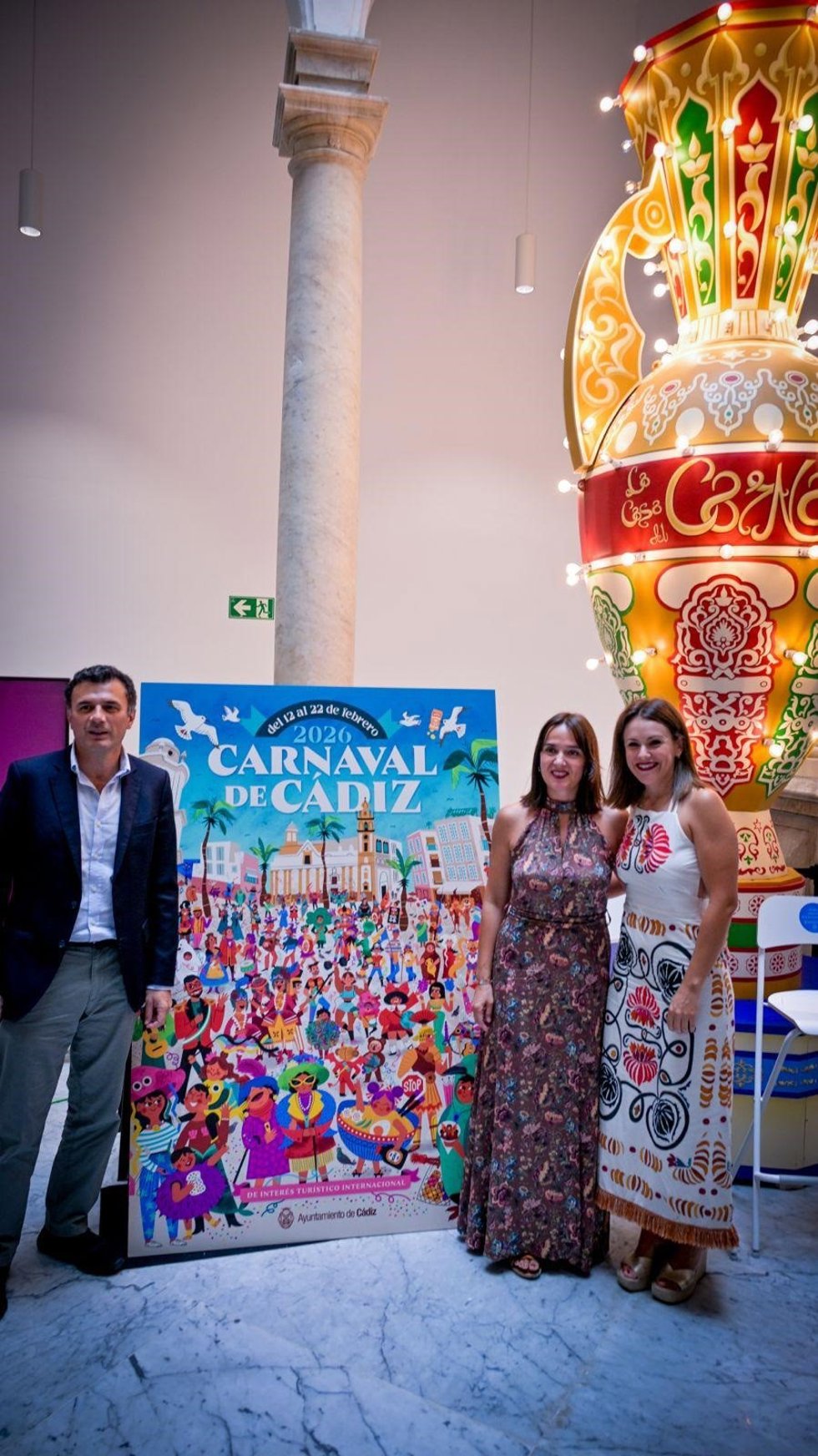 El alcalde de Cádiz, Bruno García, presenta el cartel del Carnaval 2026 junto a la autora.