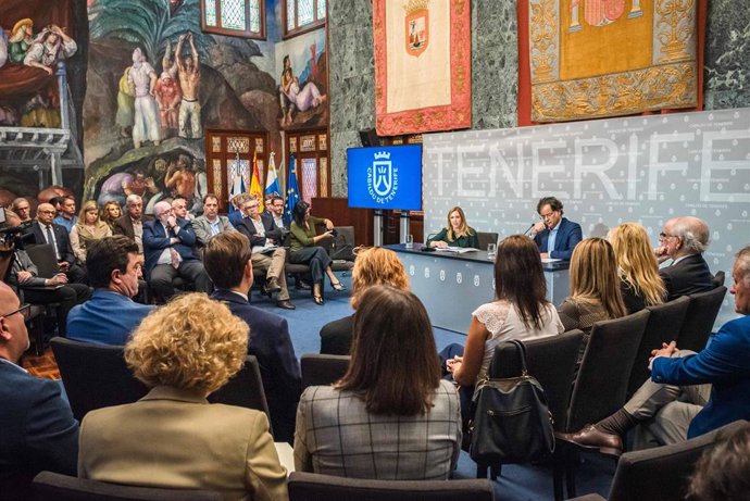 Archivo - Reunión de la comisión de seguimiento de movilidad en el Cabildo de Tenerife