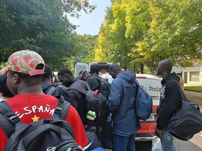 Archivo - Personas procedentes de Mali a la espera de asilo en el barrio de Amara Berri de San Sebastián son trasladadas por Cruz Roja a Oñati