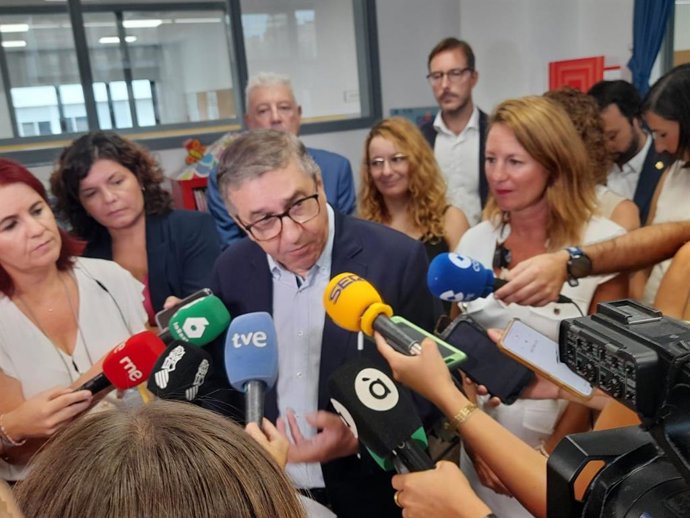 El conseller de Educación, José Antonio Roriva, en el inicio del curso en Castelló