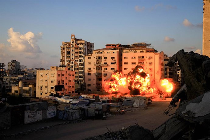 07 September 2025, Palestinian Territories, Gaza City: A view of an explosion at Al-ru'ya residential building after it was hit by an Israeli airstrike on west of Gaza City. Photo: Mohammed Skaik, Mohammed Skaik/TheNEWS2 via ZUMA Press Wire/dpa