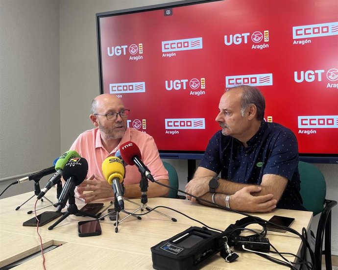 Los líderes de CCOO y UGT Aragón, Manuel Pina y José Juan Arceiz, en rueda de prensa.