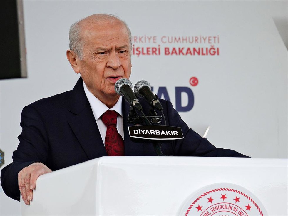 Archivo - El líder del partido ultranacionalista Partido de Acción Nacionalista (MHP), Devlet Bahceli, durante una rueda de prensa (archivo)