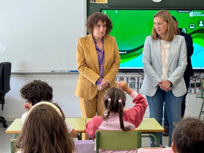 La alcaldesa de Santiago, Goretti Sanmartín, y la concejala de Educación, Míriam Louzao, visitan el CEIP As Fontiñas.