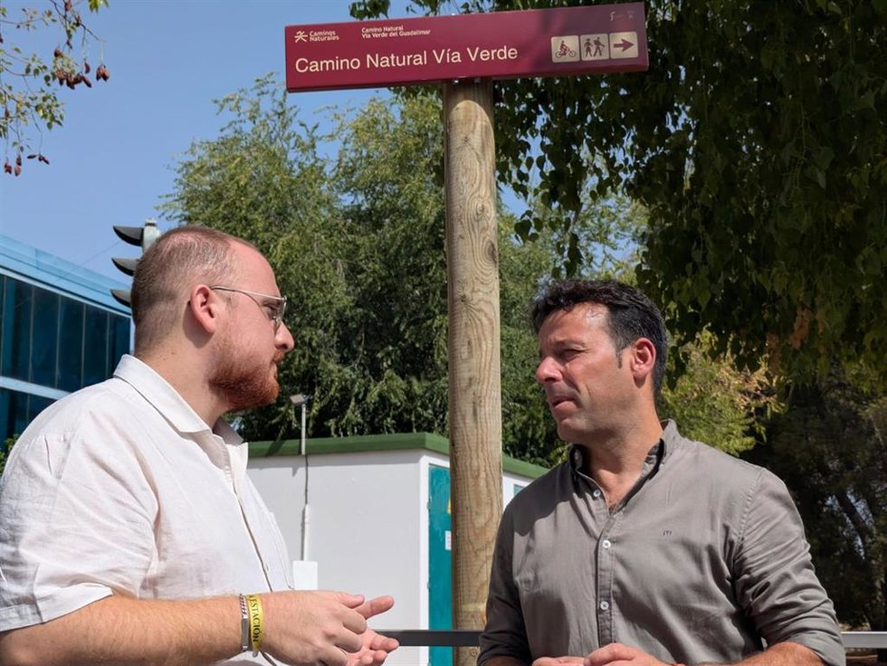 Villalba y Perales ante una de las nuevas señales.