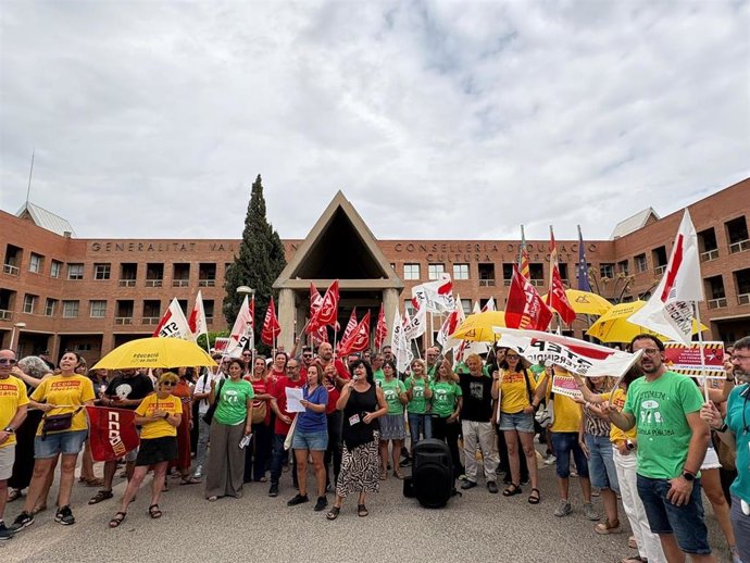 Profesorado de FP y sindicatos durante una concentración frente a la Conselleria de Educación