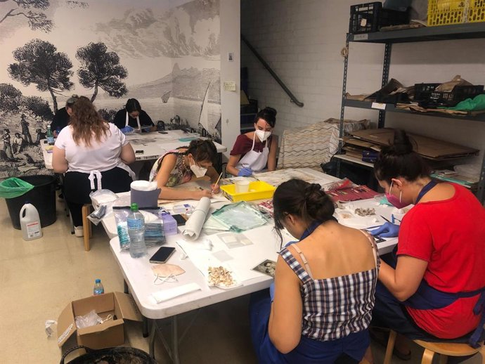 Estudiantes de Bratislava rescatan fotografías afectadas por la DANA en el Museu de l'Horta Sud