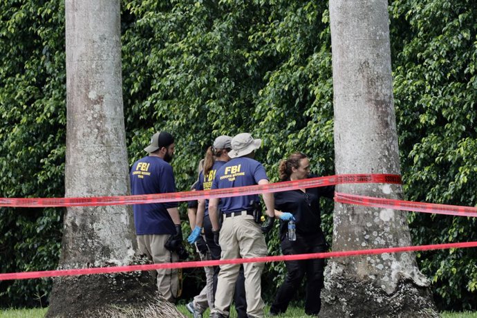 Archivo - 16 September 2024, US, Palm Beach: FBI investigators work at Trump International Golf Club in West Palm Beach. Ryan Wesley Routh, 58, was arrested Sunday afternoon after Secret Service agents saw a firearm sticking out of bushes at the golf club