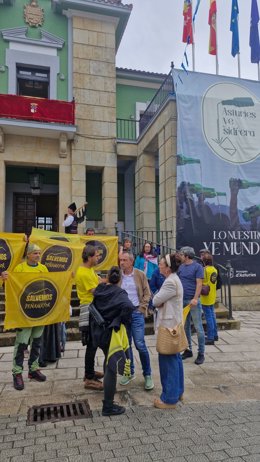 El consejero de Ordenación de Territorio, Urbanismo, Vivienda y Derechos Ciudadanos, Ovidio Zapico, y la directora general de Memoria Democrática, Begoña Collado, en los actos con motivo del Día de Asturias en Nava.