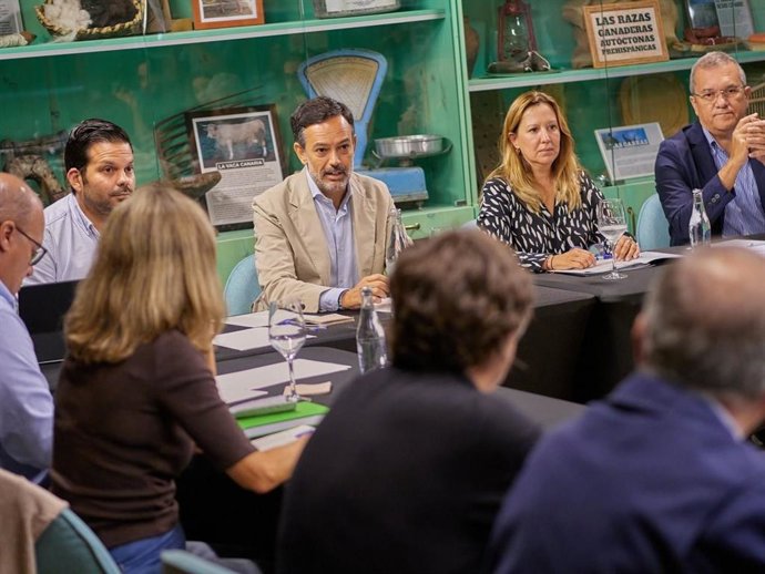 El vicepresidente del Cabildo de Tenerife, Lope Afonso, y la presidenta, Rosa Dávila, en la reunión de la Mesa del Vino