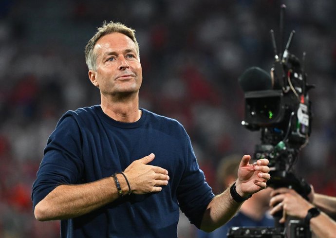 Archivo - FILED - 25 June 2024, Bavaria, Munich: Denmark manager Kasper Hjulmand applauds the fans after the UEFA Euro 2024 Group C soccer match between Denmark and at the Munich Football Arena. Photo: Sven Hoppe/dpa