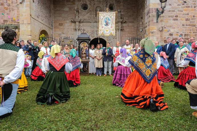 La presidenta de Cantabria, María José Sáenz de Buruaga, en la festividad de la Virgen de Valencia