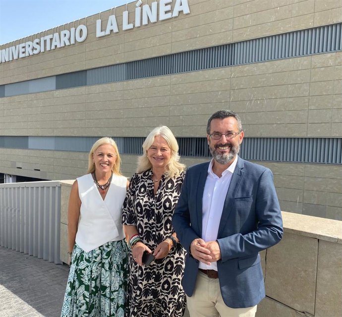 Mercedes Colombo con el alcalde de La Línea, Juan Franco, y de la delegada de Salud, Eva Pajares.