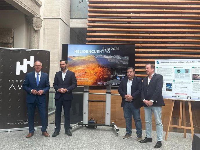 Carlos Carrera (i), director Fundación Ávila; Javier González, diputado provincial de Cultura; Ángel Sánchez, concejal de Cultura ; y Raúl Muñoz, presidente del GOAA.