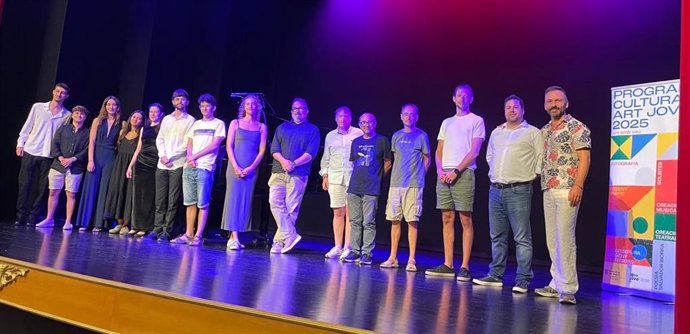 Concursantes y jurado de la semifinal del concurso Art Jove 2025 de solistas de Ciutadella.
