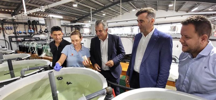 El consejero de Medio Ambiente, Universidades, Investigación y Mar Menor, Juan María Vázquez, junto al alcalde de San Pedro del Pinatar, Pedro Javier Sánchez, visita la instalación del IMIDA