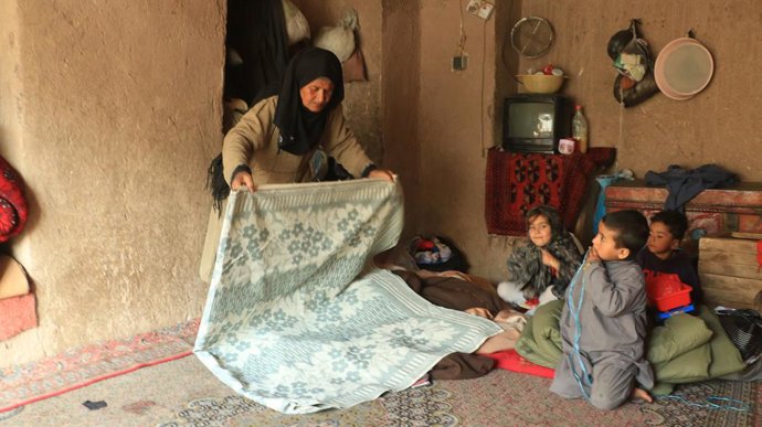 Archivo - HERAT, Feb. 21, 2024  -- A villager uses a blanket donated by China in a quake-affected area in Herat province, Afghanistan, Feb. 11, 2024. TO GO WITH "Feature: China's aid eases misery of quake-affected Afghans in chilly winter"