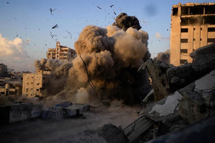 07 September 2025, Palestinian Territories, Gaza City: Al-ru'ya residential building collapses after being hit by an Israeli airstrike on west of Gaza City. Photo: Mohammed Skaik/TheNEWS2 via ZUMA Press Wire/dpa