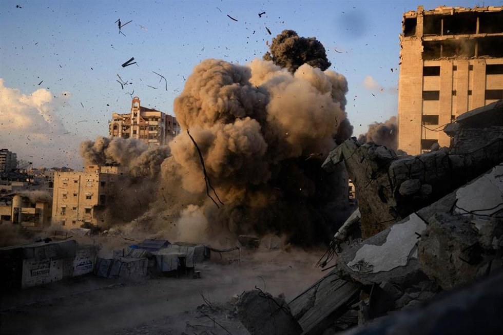 07 September 2025, Palestinian Territories, Gaza City: Al-ru'ya residential building collapses after being hit by an Israeli airstrike on west of Gaza City. Photo: Mohammed Skaik/TheNEWS2 via ZUMA Press Wire/dpa