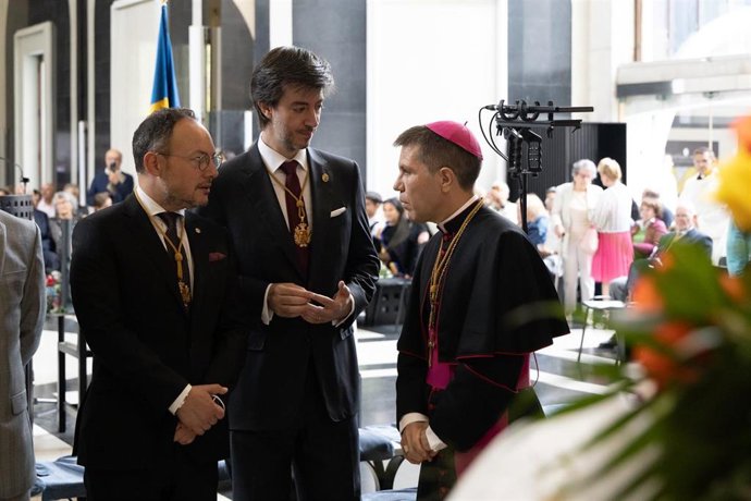 Xavier Espot, Carles Ensenyat y Josep-Lluís Serrano Pentinat en el santuari de Meritxell
