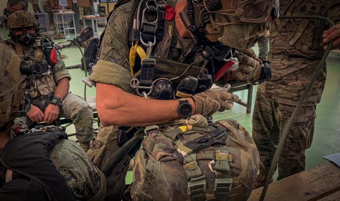 Soldados se preparan para el ejercicio.