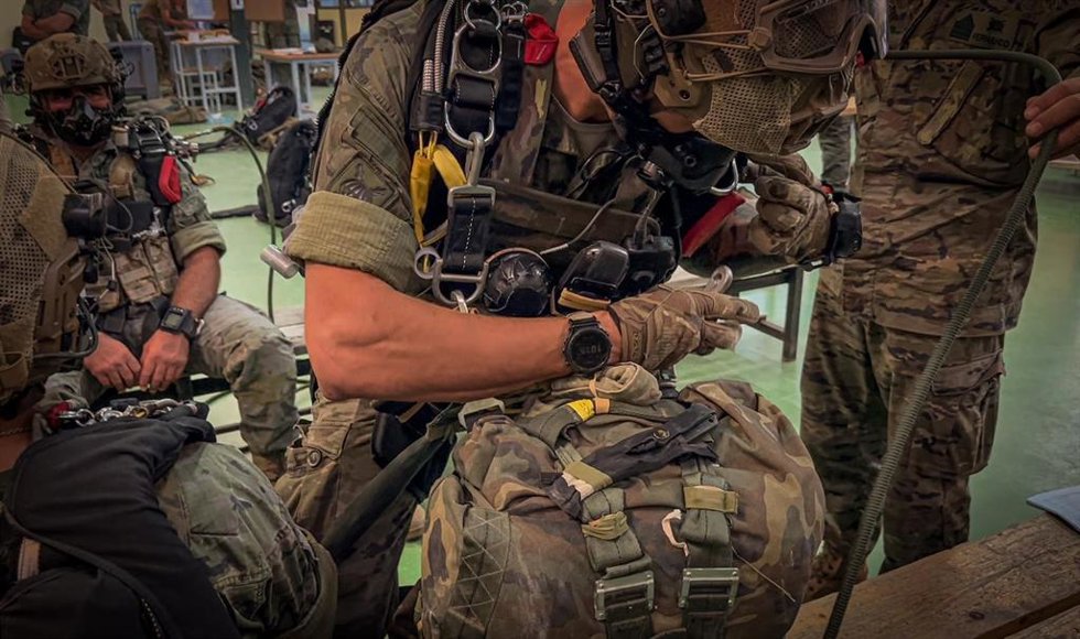 Soldados se preparan para el ejercicio.