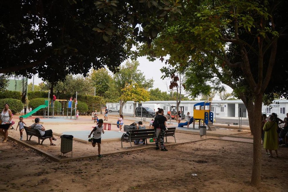 Niños jugando en un parque  frente a los barracones de Ceip Lluis Vives y la Escuela Infantil Ausis March de Massanassa, a 8 de agosto de 2025. 